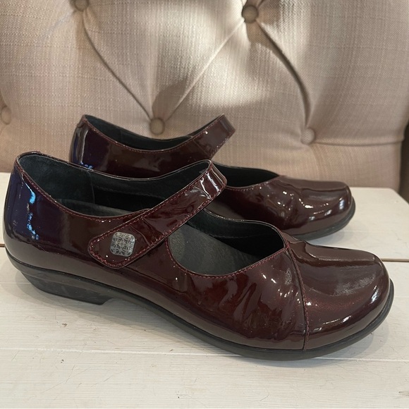 Dansko Black Cherry Patent Leather Opal Mary Janes Flats, size 37 EUR 7 US - Picture 5 of 10